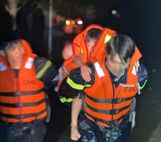 TP. Hồ Chí Minh: Kịp thời đưa hơn 160 người dân, trẻ nhỏ thoát nạn an toàn trong cơn mưa lớn gây ngập lụt