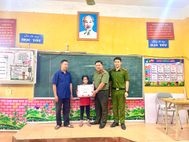 Gieo chữ, thắp ước mơ cho cô bé học sinh nghèo tiếp tục đến trường