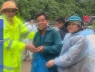 Cảnh sát giao thông Công an tỉnh Quảng Ngãi đến các điểm sạt lở cứu trợ hàng trăm người mắc kẹt