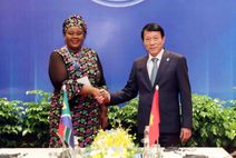 Minister Luong Tam Quang hosts South African Minister of Justice and Constitutional Development