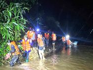 Quảng Trị: Cứu hộ thành công nhiều người dân bị mắc kẹt do nước lũ dâng cao