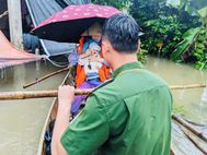 Quảng Ngãi: Công an xã kịp thời cứu giúp sản phụ và con nhỏ trong vùng ngập lũ