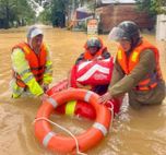 Tiếp cận từng hộ dân, hỗ trợ cơm ăn, chỗ ở, cứu nạn, cứu hộ và cùng Nhân dân khắc phục hậu quả sau bão lũ