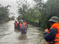 Hà Tĩnh: Công an các xã, phường giúp nhân dân phòng, chống mưa lũ