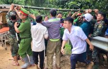 Cán bộ, chiến sĩ Công an tỉnh Quảng Ngãi băng mình giữa lũ dữ, sạt lở núi đưa sản phụ đến cơ sở y tế an toàn