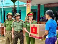 Trao hàng ngàn túi an sinh của Bộ Công an cho nhân dân bị thiệt hại do mưa lũ ở Đà Nẵng