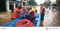 Đà Nẵng: Công an xã Thượng Đức kịp thời cứu giúp người dân gặp cơn đột quỵ trong mưa lũ