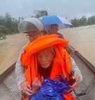 Công an thành phố Huế nhanh chóng khắc phục các điểm sạc lở, kịp thời hỗ trợ Nhân dân