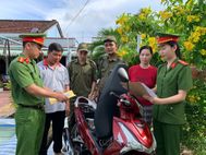 Cà Mau: Công an cơ sở đến tận nhà rà soát, làm sạch dữ liệu đăng ký phương tiện, giấy phép lái xe cho Nhân dân