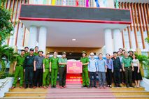 Bộ Công an hỗ trợ người dân tỉnh Đắk Lắk khắc phục hậu quả cơn bão số 13