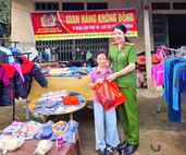 Tuyên Quang: Tấp nập gian hàng 0 đồng của Công an xã tại phiên chợ vùng cao