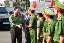 Deputy Minister Pham The Tung works with Hiep Thanh Communal Police Station