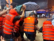 Trắng đêm cùng người dân khắc phục hậu quả lũ lụt