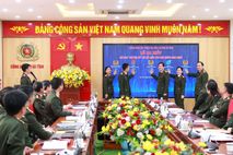 Công an tỉnh Hà Tĩnh gương mẫu đi đầu lan tỏa phong trào “Bình dân học vụ số”